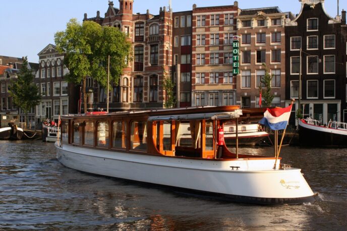 Private boat cruise Amsterdam