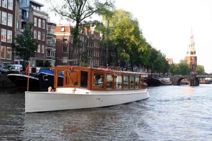 Private-luxury-canal-cruise-Amsterdam